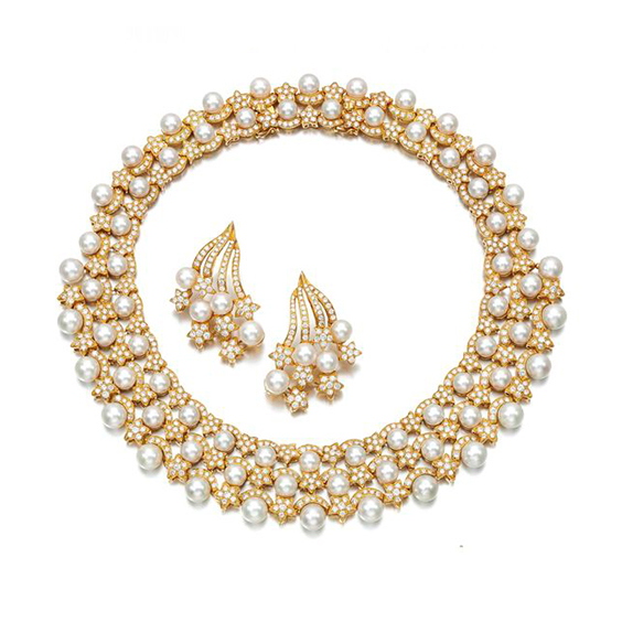 Elegant Pearl and Gold Necklace